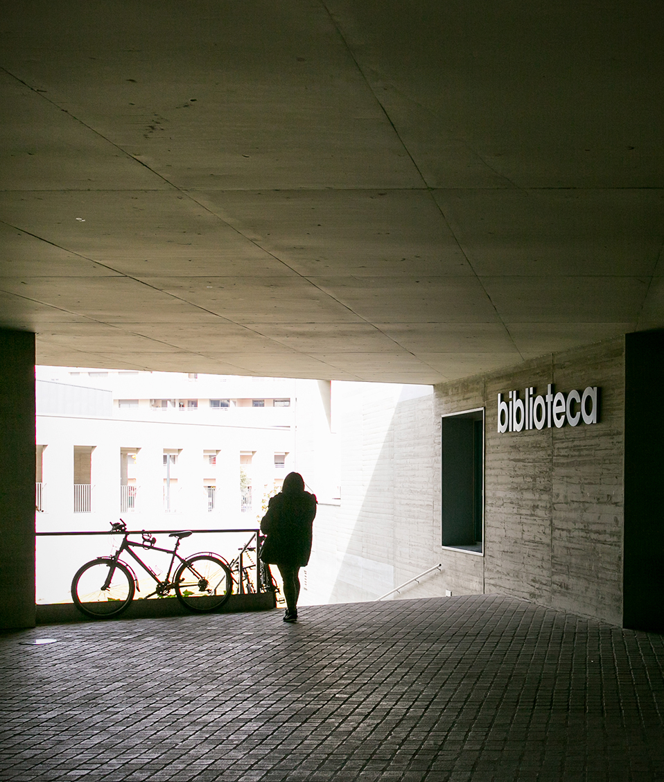 Letrero que indica la entrada de la biblioteca de la Facultad de Medicina