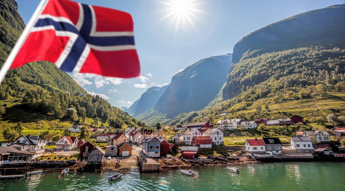 Imagen de la bandera y paisaje de Noruega