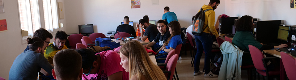 Estudiantes en sala de estudio con ordenadores portátiles y de libre acceso en sala de estudio de la Facultad de Ciencias del Deporte