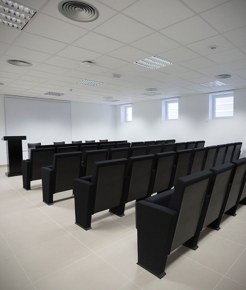 Sala de conferencias del CETIC con un atril y butacas alineadas en filas
