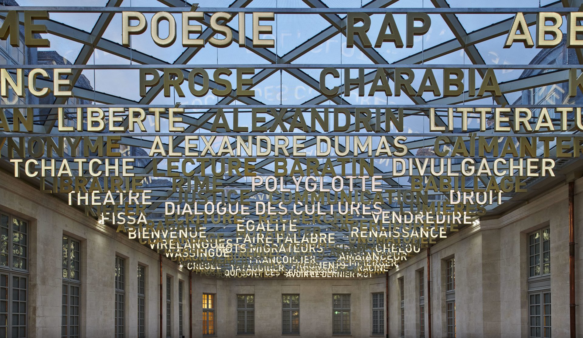 Palabra colgadas de un techo de cristal que cubre el patio de la Cité de la Langue Française
