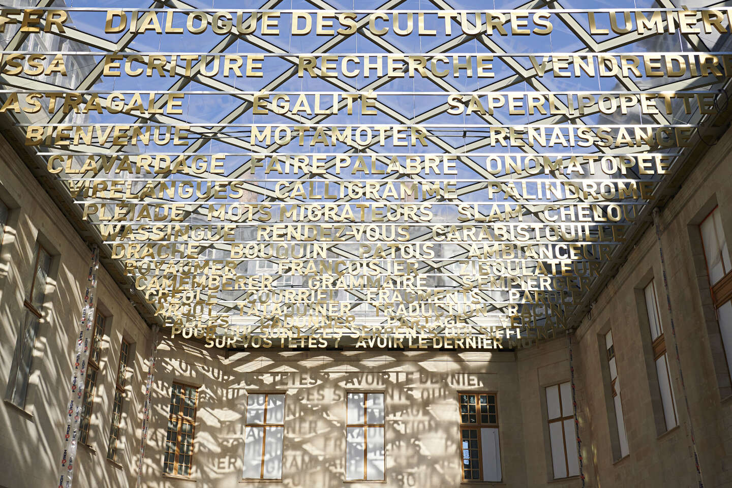 Palabras en francés colgando del techo de cristal de la Cité de la Langue Française