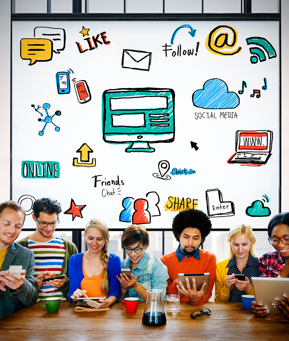 Un grupo de personas hacen uso de sus dispositivos móviles y de las redes sociales. Tras ellos hay un mural con diversos dibujos relacionados: mensajes, teléfonos...