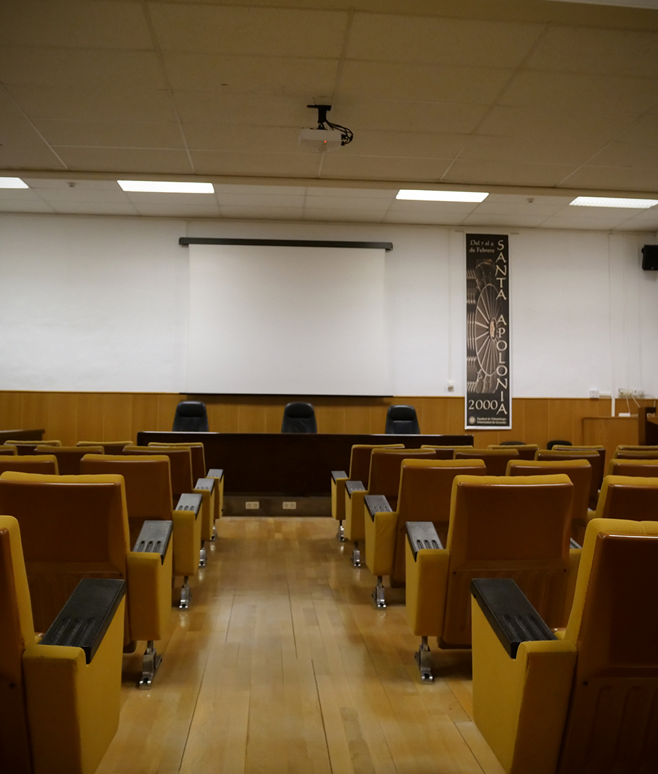Salón de actos vacío de la Facultad de Odontología