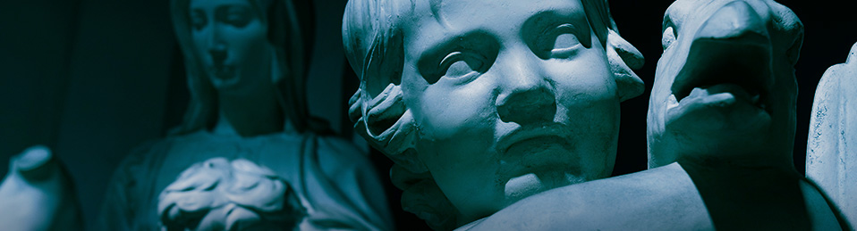 Imagen de la estatua de un niño y una mujer al fondo