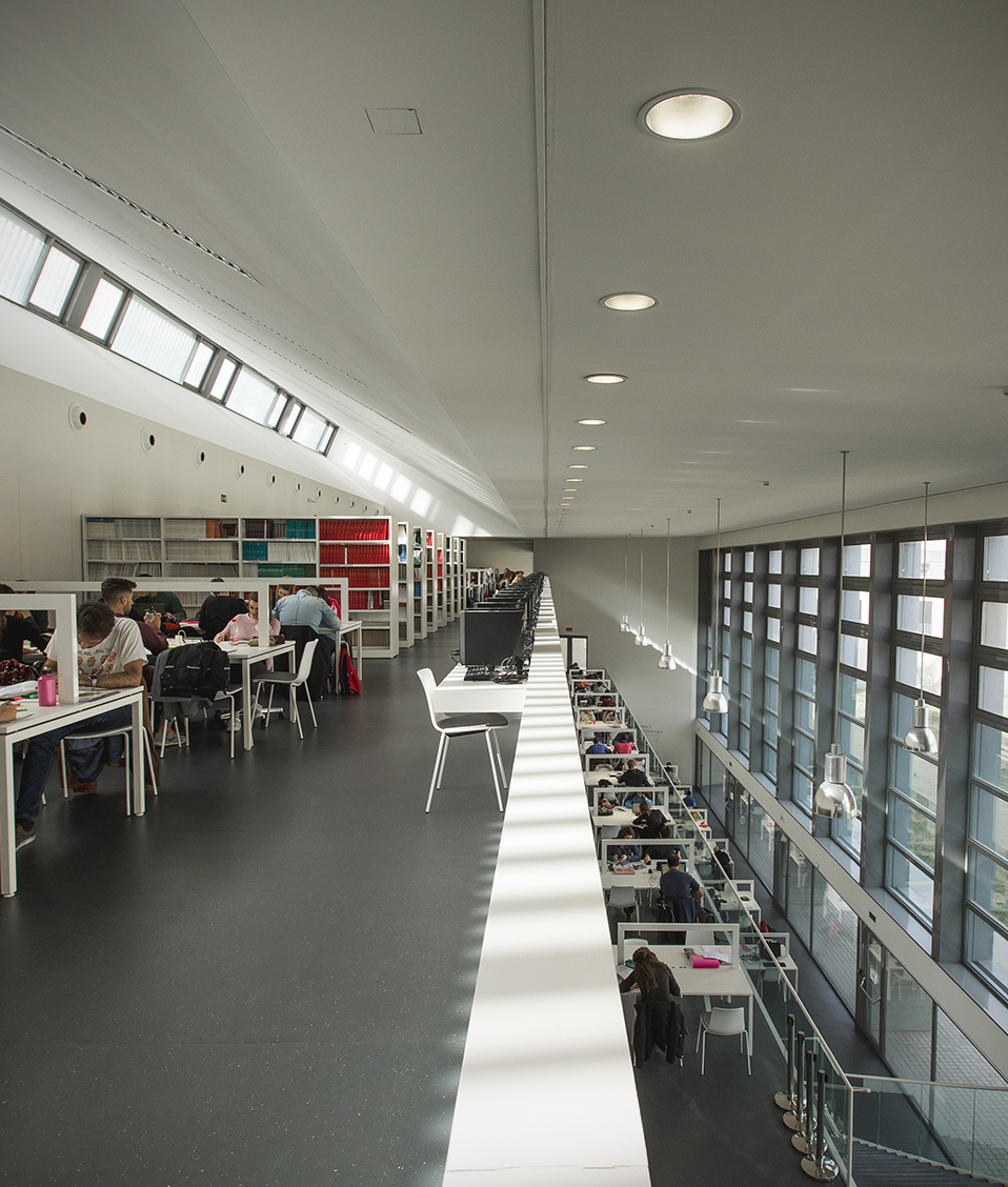 Vista simultánea de las diferentes plantas que componen la biblioteca del Parque Tecnológico de la Salud