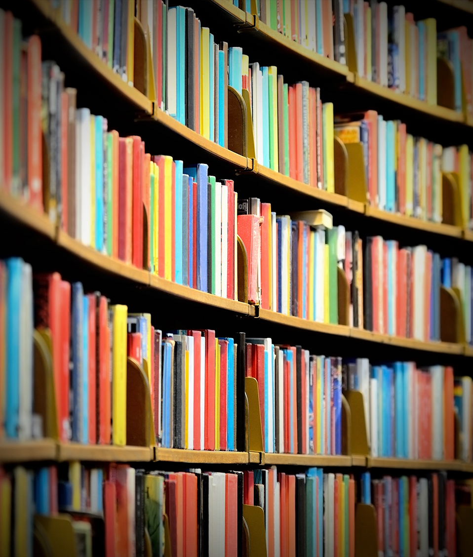 Estantería curva de biblioteca con libros ordenados